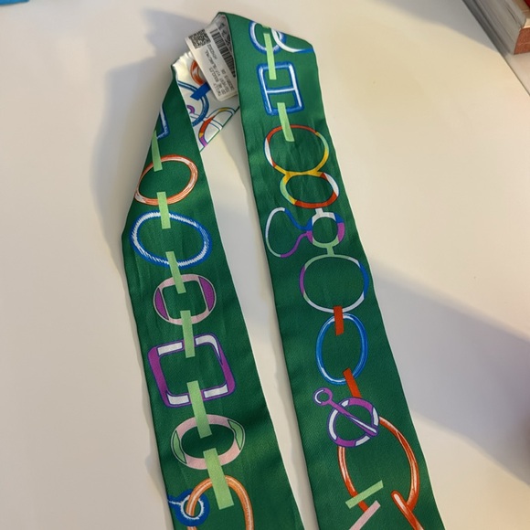 AUTHENTIC HERMÈS EXCELLENT CONDITION used once Green and White Twilly - Picture 11 of 13